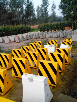新泰交地交通设施 道路水泥隔离墩的专业供应商