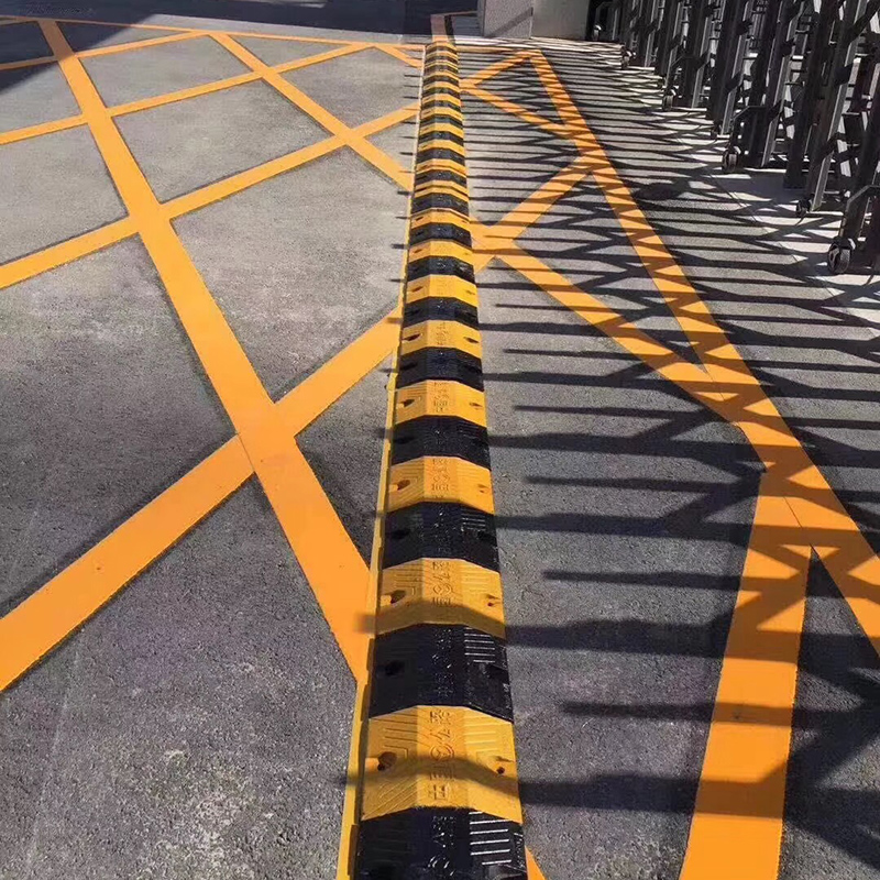 公路减速设施面面观 从传统铸钢到现代橡胶减速带